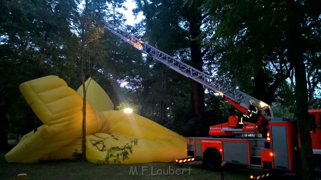 Heissluftballon im Baum Koeln Lindenthal Decksteiner Weiher P04.jpg